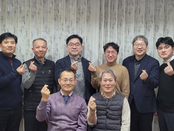 공동 저자들이 기념사진을 촬영하고 있다. 사진ㅣ국립한국해양대학교 