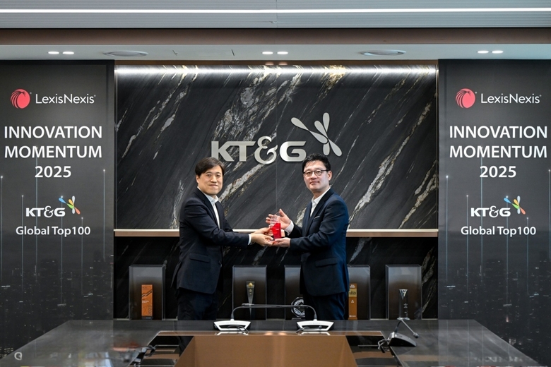 지난 4일 렉시스넥시스 선정 ‘글로벌 100대 혁신기업’ 시상식에 참석한 한정호 KT&G NGP개발센터장(오른쪽)과 안형진 렉시스넥시스 한국영업대표(왼쪽). 사진ㅣKT&G