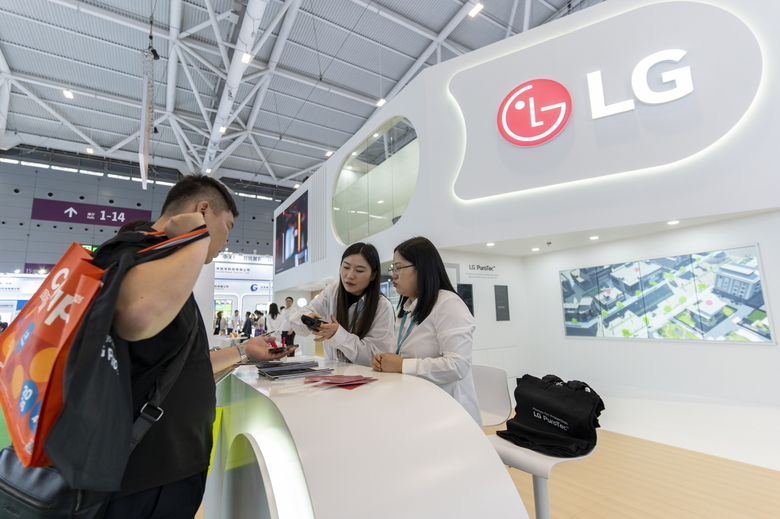 LG전자 부스를 방문해 LG 퓨로텍 관계자와 대화를 나누고 있는 고객. 사진ㅣLG전자