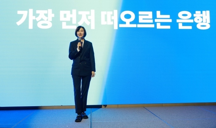 이은미 토스뱅크 대표가 16일 열린 기자간담회에서 중장기전략을 발표하고 있다. 사진ㅣ토스뱅크