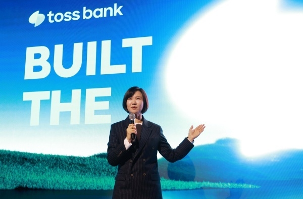 이은미 토스뱅크 대표가 16일 열린 기자간담회에서 중장기전략을 발표하고 있다. 사진ㅣ토스뱅크