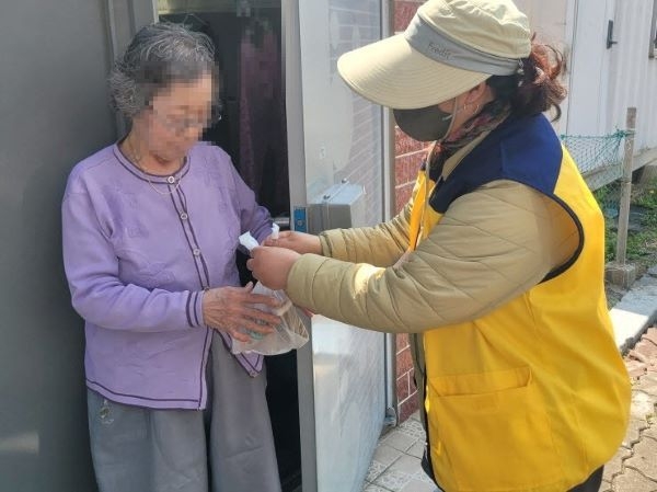 (주)hy 기장점 소속 배달매니저가 건강음료를 전달하면서, 대상자의 안전과 건강을 확인하고 있다. 사진ㅣ기장군 