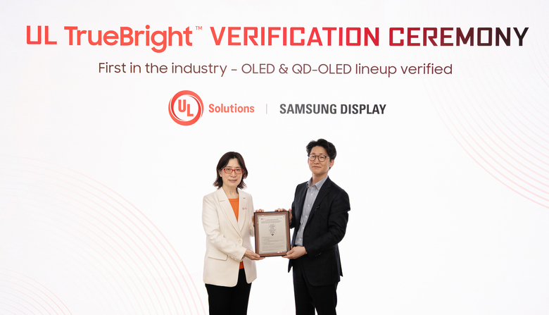 22일 기흥 삼성디스플레이리서치에서 열린 '트루 브라이트(True Bright)' 검증 체결식에서 기념 촬영하는 윤재남 중소형사업부 마케팅팀장(부사장,오른쪽)과 쉐리 허 UL솔루션즈 CMIT 부사장. 사진ㅣ삼성디스플레이