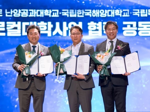 왼쪽부터 한원희 목포해양대 총장, 조남준 난양공대 석좌교수, 류동근 한국해양대 총장. 사진ㅣ국립한국해양대학교