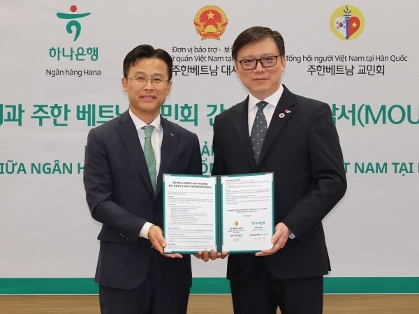 서유석 하나은행 기업그룹 부행장(왼쪽)이 종로 베트남대사관에서 다오투안훙 주한 베트남 교민회 회장과 협약후 기념촬영하고 있다. 사진ㅣ하나은행