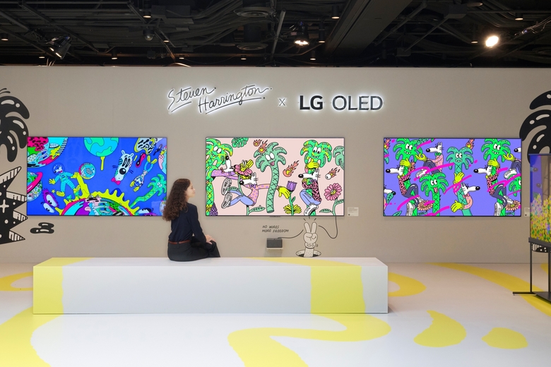 LG전자 모델이 LG 올레드 에보(G5,M5)를 통해 감각적인 색감의 팝아트를 감상하고 있다. 사진|LG전자