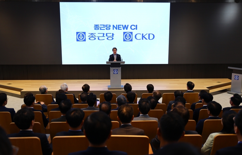 종근당 본사에서 열린 창립 84주년 기념식에서 이장한 회장이 새 CI를 선포하고 있다. 사진 ㅣ 종근당