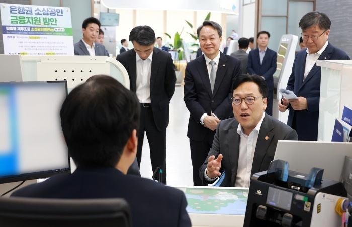 [iN The Scene] 김병환 금융위원장 “은행권 소상공인 금융지원 잘 부탁합니다!”