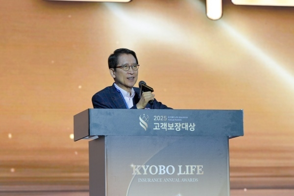신창재 교보생명 대표이사 겸 이사회 의장이 9일 인천 송도컨벤시아에서 열린 '2025 고객보장대상 시상식'에서 고객보장에 힘쓴 컨설턴트들에게 감사와 응원의 마음을 전하고 있다. 사진ㅣ교보생명