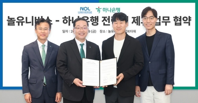 경기 성남시 놀유니버스 판교 신사옥 10X타워(텐엑스타워)에서 하나은행 이호성 은행장(왼쪽 두번째), 서유석 기업그룹부행장(왼쪽), 이수진 야놀자 총괄대표(왼쪽 세번째), 배보찬 놀유니버스 공동대표가 기념촬영하고 있다. 사진ㅣ하나은행