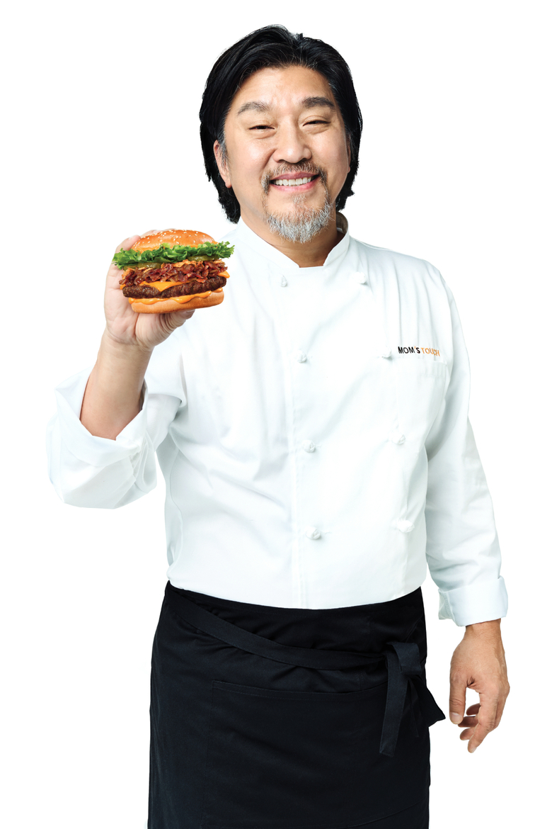 '에드워드 리 비프버거'를 들고 있는 에드워드 리 셰프. 사진ㅣ맘스터치