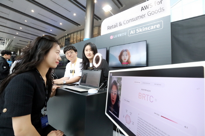 지난 14일 서울 삼성동 코엑스에서 개최된 AWS 서밋 서울 2025에서 아마존웹서비스(AWS)의 완전 관리형 생성형 AI 서비스인 ‘아마존 베드록(Amazon Bedrock)’을 기반으로 한 AI 피부 진단 솔루션 기술 시연을 하고 있는 모습.