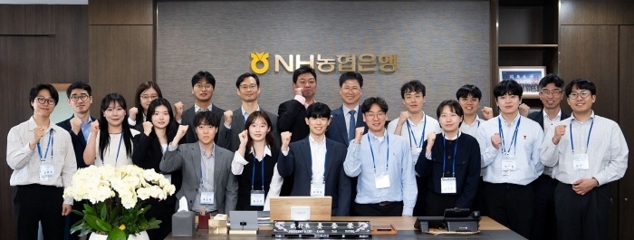 강태영 NH농협은행장이 집무실에서 'AI코드 어시스턴트' 추진직원들과 'With CEO' 소통행사를 하고 있다. 사진ㅣNH농협은행
