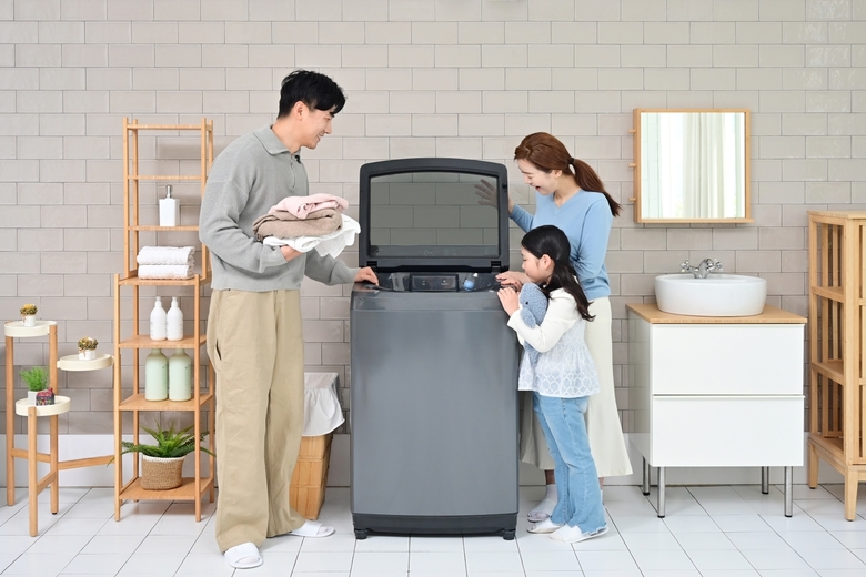 전자동 세탁기에 AI 기능을 탑재한 2025년형 'AI 통버블 세탁기' 신제품. 사진ㅣ삼성전자