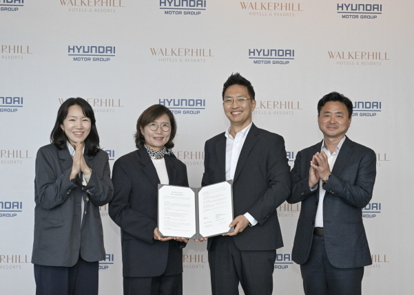 왼쪽부터 현대차·기아 모빌리티사업실 박주영 팀장, 현대차·기아 모빌리티사업실 김수영 상무, 워커힐 호텔앤리조트 김세한 신성장추진담당, 워커힐 호텔앤리조트 이열근 지속경영담당 사진|현대차그룹