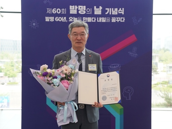 최원석 BC카드 대표이사 사장이 코엑스 마곡에서 열린 '제60회 발명의날' 기념행사에서 금융권 최초로 산업통상자원부장관 표창을 수상한 뒤 기념촬영하고 있다. 사진ㅣBC카드