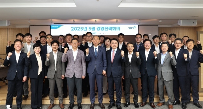 박병희 NH농협생명 대표이사(앞줄 왼쪽 다섯번째)가 5월 경영전략회의를 한 뒤 임직원과 기념촬영하고 있다. 사진ㅣNH농협생명