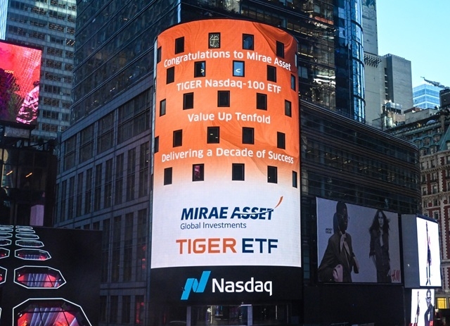 2024년 2월 'TIGER 미국나스닥100 ETF' 10만원 돌파를 기념해 미국 나스닥타워 전광판에 축하 이미지가 개제됐다. 사진|미래에셋자산운용.