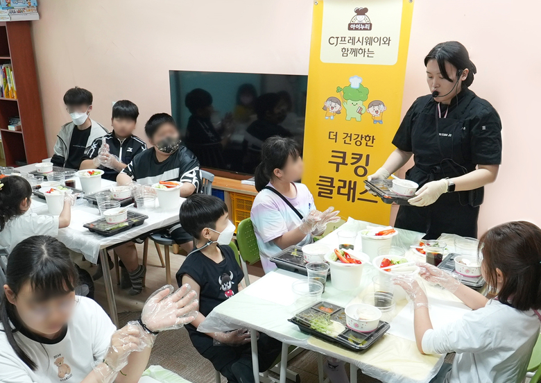 지난 20일 경기도 일산 푸른학교반디교실지역아동센터에서 열린 아이누리 쿠킹클래스. 사진ㅣCJ프레시웨이