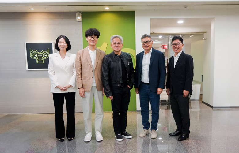 대만 엔비디아 오피스에서 별도 미팅 후 기념 촬영을 하고 있는 네이버와 엔비디아 주요 경영진. 사진ㅣ네이버클라우드