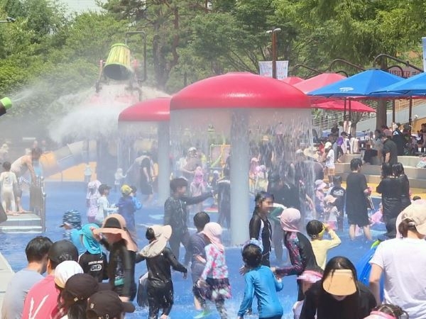 지난해 개장한 정관 윗골공원 야외 물놀이장에서 어린이와 주민들이 물놀이를 즐기고 있다. 사진ㅣ기장군 