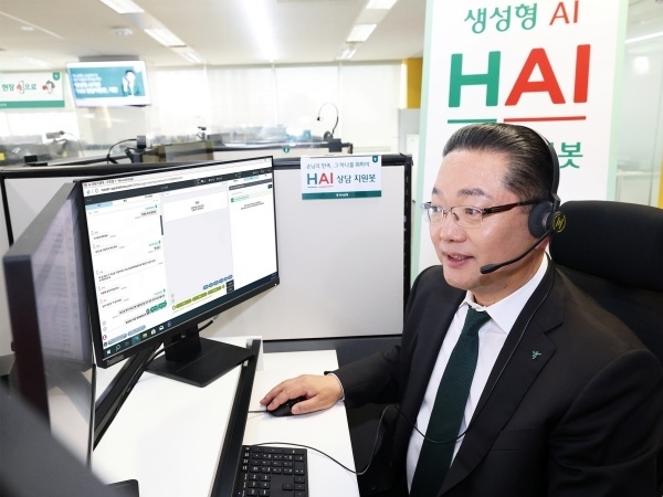 이호성 하나은행장이 서울 다동 손님케어센터를 찾아 새로 개편한 'HAI상담지원봇'을 시현해 보고 있다. 사진ㅣ하나은행