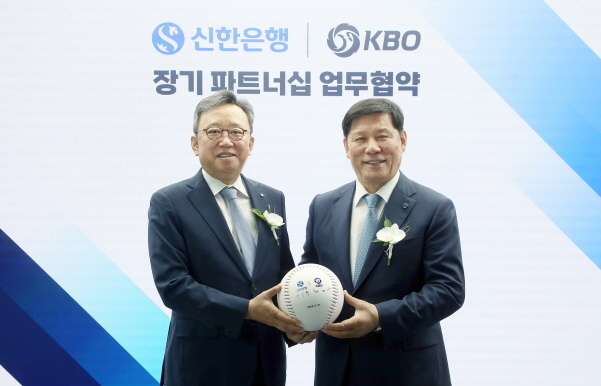 27일 서울시 강남구 소재 한국야구회관에서 장기 파트너십 강화를 위한 업무협약을 체결하고 정상혁 신한은행장(왼쪽)과 허구연 KBO 총재가 기념 촬영하는 모습 사진|신한은행