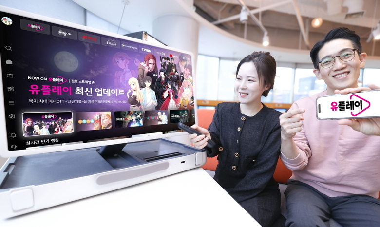 '크런치롤'의 신작을 소개하는 LG유플러스 임직원. 사진ㅣLG유플러스