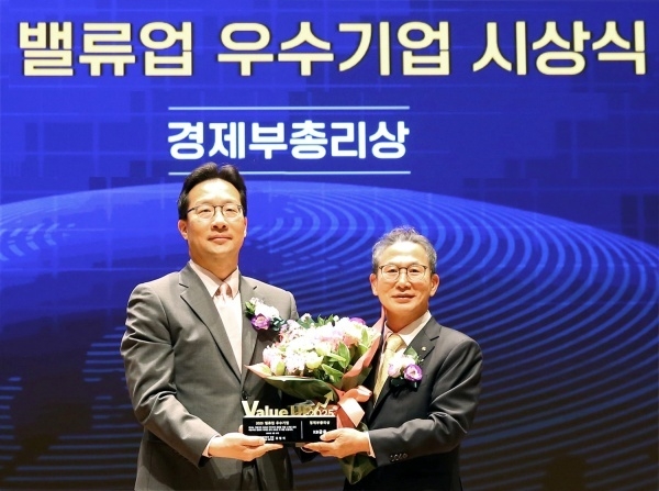 왼쪽부터 윤인대 기획재정부 차관보, 양종희 KB금융그룹 회장. 사진ㅣKB금융그룹