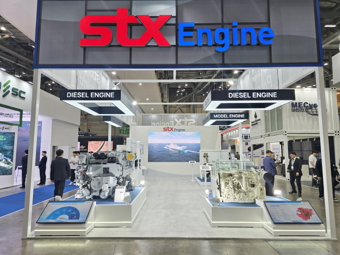 부산 벡스코에서 열리는 MADEX 2025에 설치된 STX엔진 전시 부스 전경.