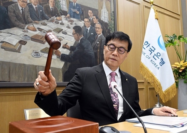 이창용 한국은행 총재가 29일 열린 금융통화위원회에서 의사봉을 두드리고 있다. 사진ㅣ연합뉴스