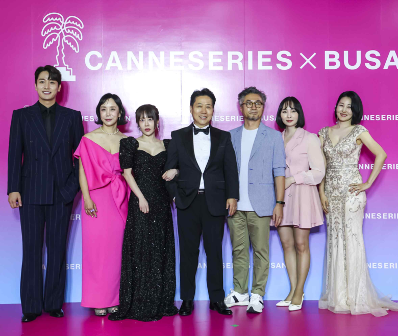 핑크카펫에 선 ‘동요괴담’강필선, 정정아, 한다니, 최종남, 임경택감독, 조성희, 김수영. 사진ㅣ부산콘텐츠마켓 