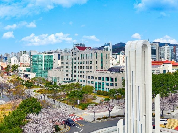 국립부경대학교 대학본부와 웅비탑. 사진ㅣ국립부경대학교