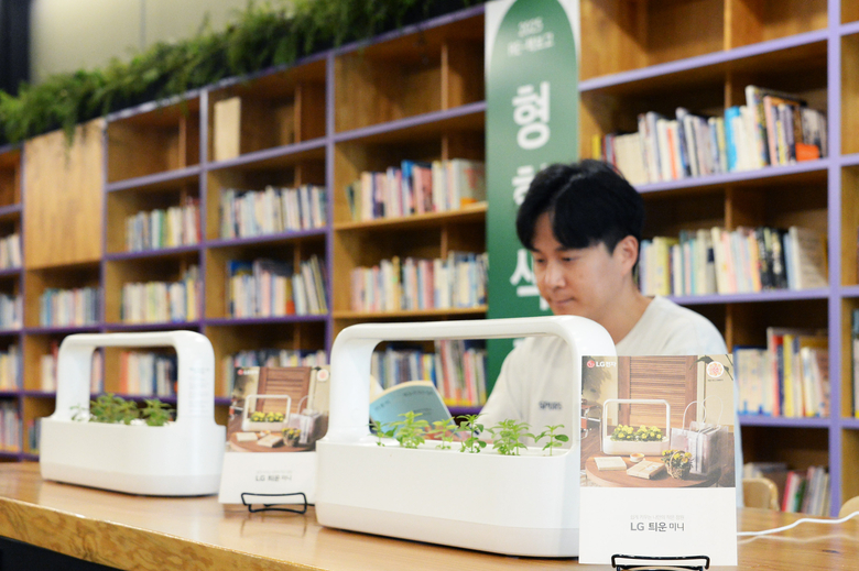 LG 틔운 미니를 활용해 조성된 내부 서가와 열람실 공간. 사진ㅣLG전자