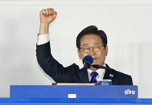 제21대 대선에서 승리한 이재명 대통령이 4일 새벽 서울 여의도 국회 인근에서 당 주최로 열린 국민개표방송 행사에 참석해 연설하고 있다 사진| 연합뉴스