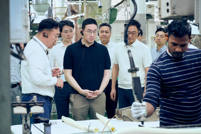 지난 2월 인도 노이다 생산공장을 방문한 구광모 회장. 사진ㅣLG