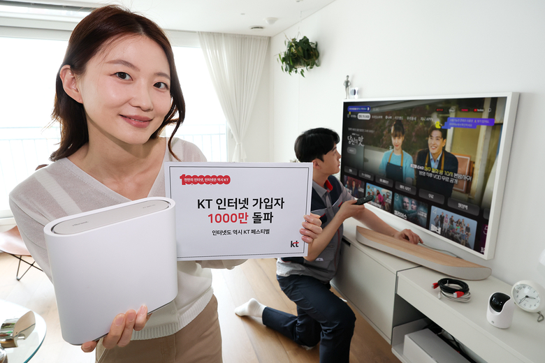 ‘인터넷도 역시 KT 페스티벌’을 홍보하는 KT 초고속 인터넷 설치 기사와 고객. 사진ㅣKT