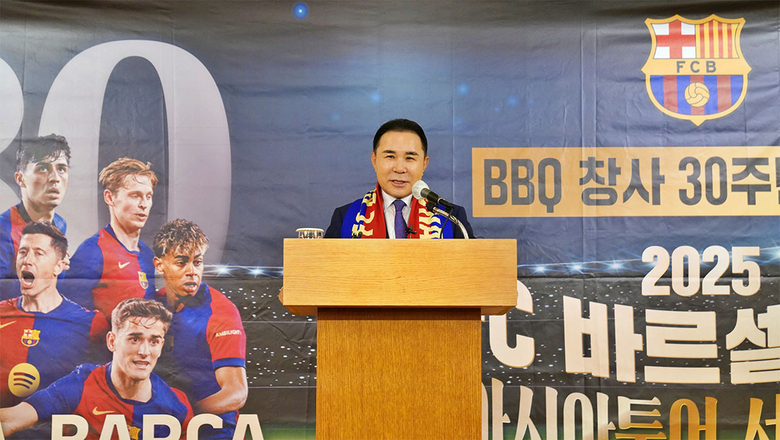 제너시스BBQ그룹 윤홍근 회장이 2025 FC바르셀로나 아시아투어 서울 매치 후원을 발표하고 있다. 사진 ㅣ 제너시스BBQ