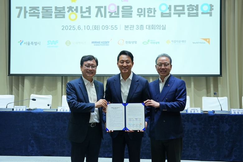 왼쪽부터 최창남 기아대책 회장, 오세훈 서울시장, 정준호 롯데백화점 대표. 사진 ㅣ 롯데백화점