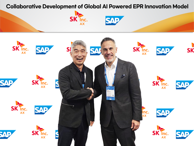 지난달 28일, 스페인 마드리드에서 열린 SAP 사파이어 행사에서 기념 촬영을 하는 손건일 SK AX Enterprise서비스부문장(왼쪽)과 마노스 랩토폴로스 SAP 최고매출책임자(CRO). 사진ㅣSK AX