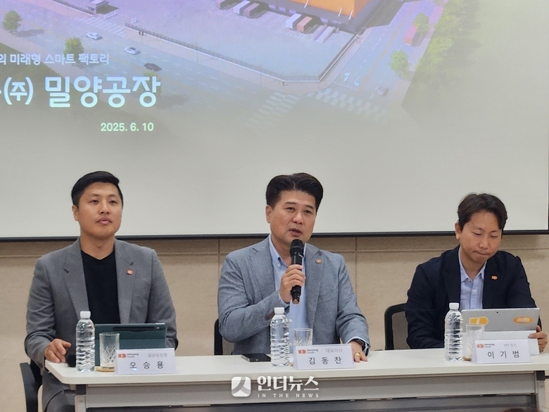 지난 10일 삼양식품 밀양 2공장 미디어 데이에서 김동찬 삼양식품 대표(가운데)가 Q&A 답변하는 모습. 사진ㅣ인더뉴스