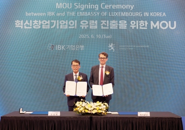 10일 을지로 IBK파이낸스타워에서 열린 업무협약식에서 김성태 IBK기업은행장(왼쪽), 자크 플리스 주한룩셈부르크대사가 기념촬영하고 있다. 사진ㅣIBK기업은행