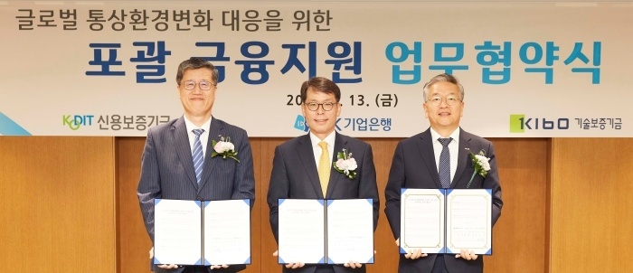 왼쪽부터 최원목 신용보증기금 이사장, 김성태 IBK기업은행장, 김종호 기술보증기금 이사장. 사진ㅣIBK기업은행