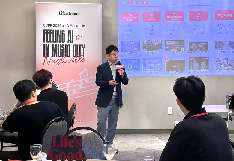 'LGE AI Night'에서 LG전자에 대해 설명하고 있는 김재철 LG전자 CTO부문 인공지능연구소 상무. 사진ㅣLG전자
