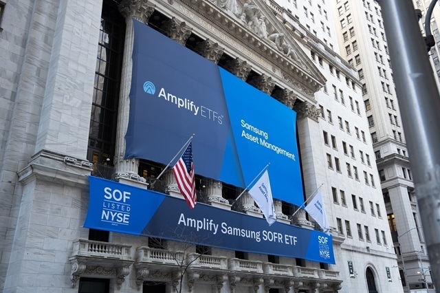 미국 뉴욕거래소 외벽에 걸린 'Amplify Samsung SOFR' 상장지수펀드(ETF) 상장 기념 현수막. 사진|삼성자산운용.