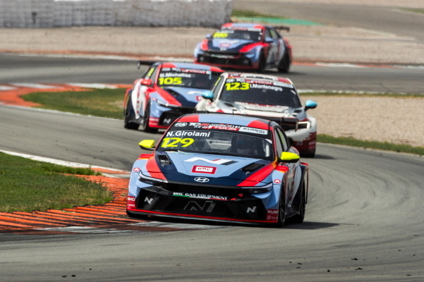 더 뉴 아반떼 N TCR', '2025 TCR 월드투어' 2라운드가 열린 스페인 발렌시아 리카르도 토르모 서킷을 질주하고 있다. 사진 |현대차