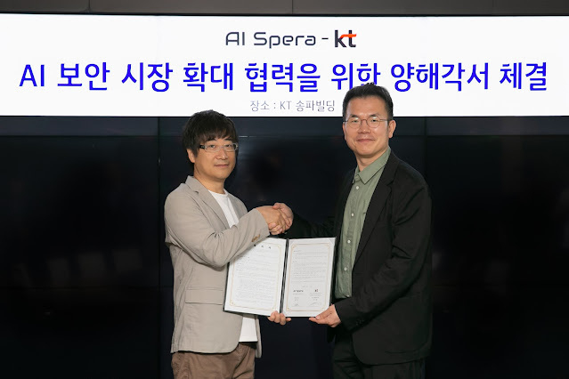 업무협약을 체결한 후 기념 사진을 촬영하는 유서봉 KT Enterprise부문 AX사업본부장(오른쪽)과 강병탁 AI스페라 대표. 사진ㅣKT