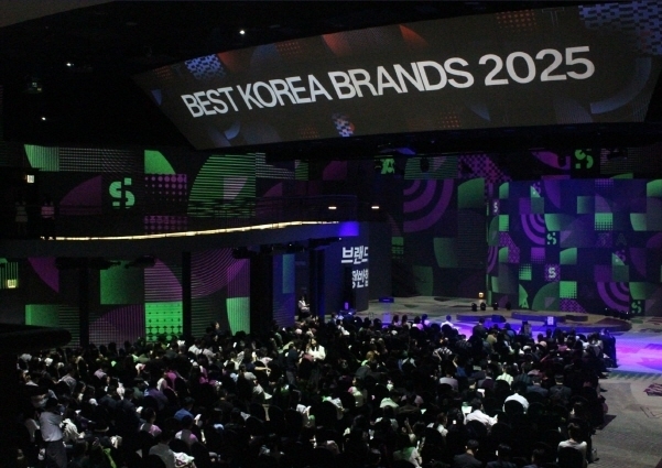 17일 그랜드 워커힐 서울 빛의 시어터에서 열린 ‘2025년 베스트 코리아 브랜드’ 컨퍼런스에서 관계자들이 발표를 듣고 있다. 사진|인터브랜드