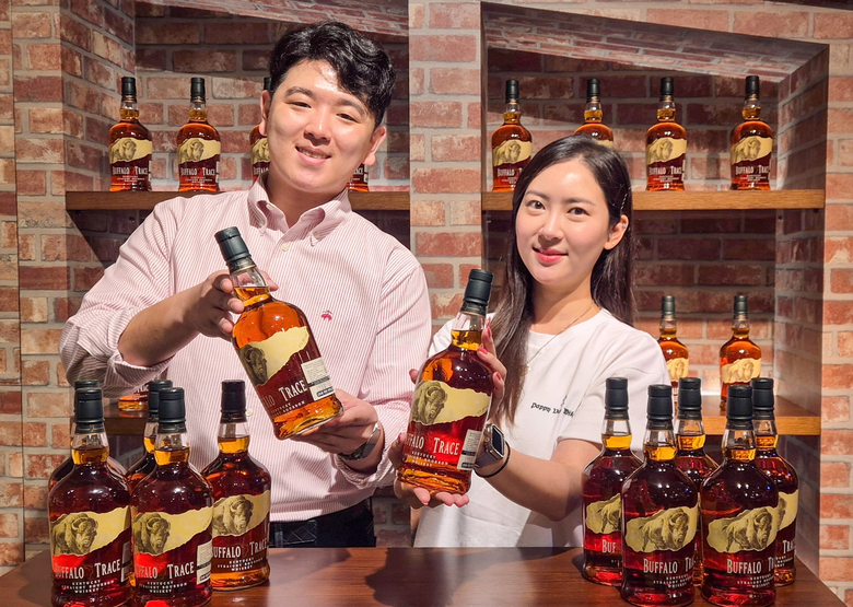 현대백화점 직원들이 버번 위스키를 소개하고 있다. 사진|현대백화점