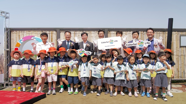 (뒷줄 왼쪽부터) 아산 군덕1리 박응진 이장, 한국환경보전원 신진수 원장, 아산시 조일교 부시장, 현대차 GPO 김일범 부사장, 천안아산환경운동연합 차수철 의장, 현대차 정상익 안전기획사업부장, 충청남도의회 안장헌 의원이 ‘민관협력 자연환경복원 및 생물다양성 증진사업’을 위한 생태공원 준공식 후 지역 어린이들과 기념사진을 촬영했다. 사진 ㅣ 현대차